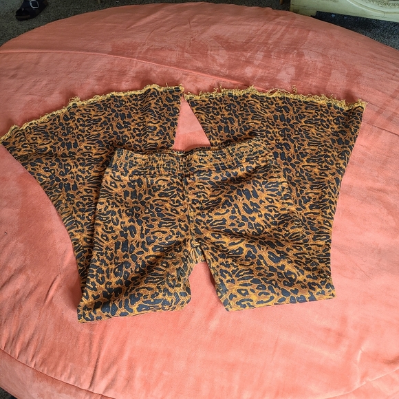 Large bell bottom leapard material vintage Size M. Pants - Picture 2 of 3